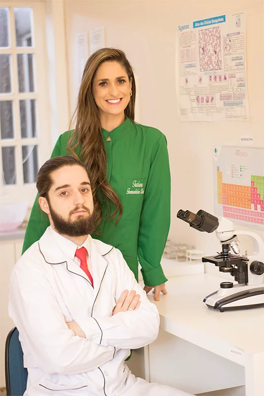 Médica analisando exames no laboratório Laboppré
